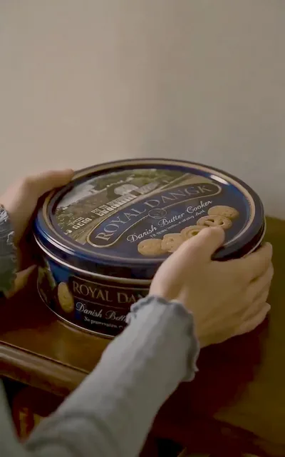Frame ep02-f01 from episode 2 — The cookie tin (ep2; subtitles as aired — A tin of Royal Dansk)