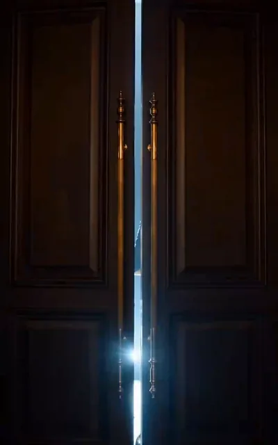 Frame ep04-f01 from episode 4 (ep4; atmosphere beat — scene-setting frame)